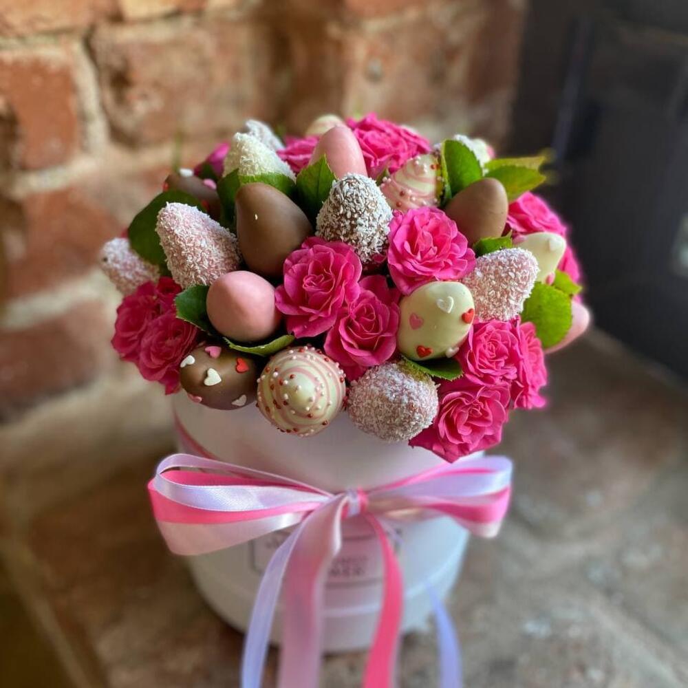 Композиция из клубники в шоколаде, мяты и кустовых роз "Эвредика"