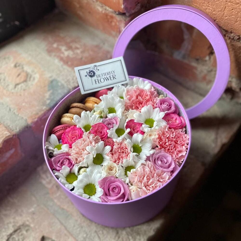 Букет из роз, хризантем, диантуса и макаронс в декоративной коробке "Сладкая встреча"