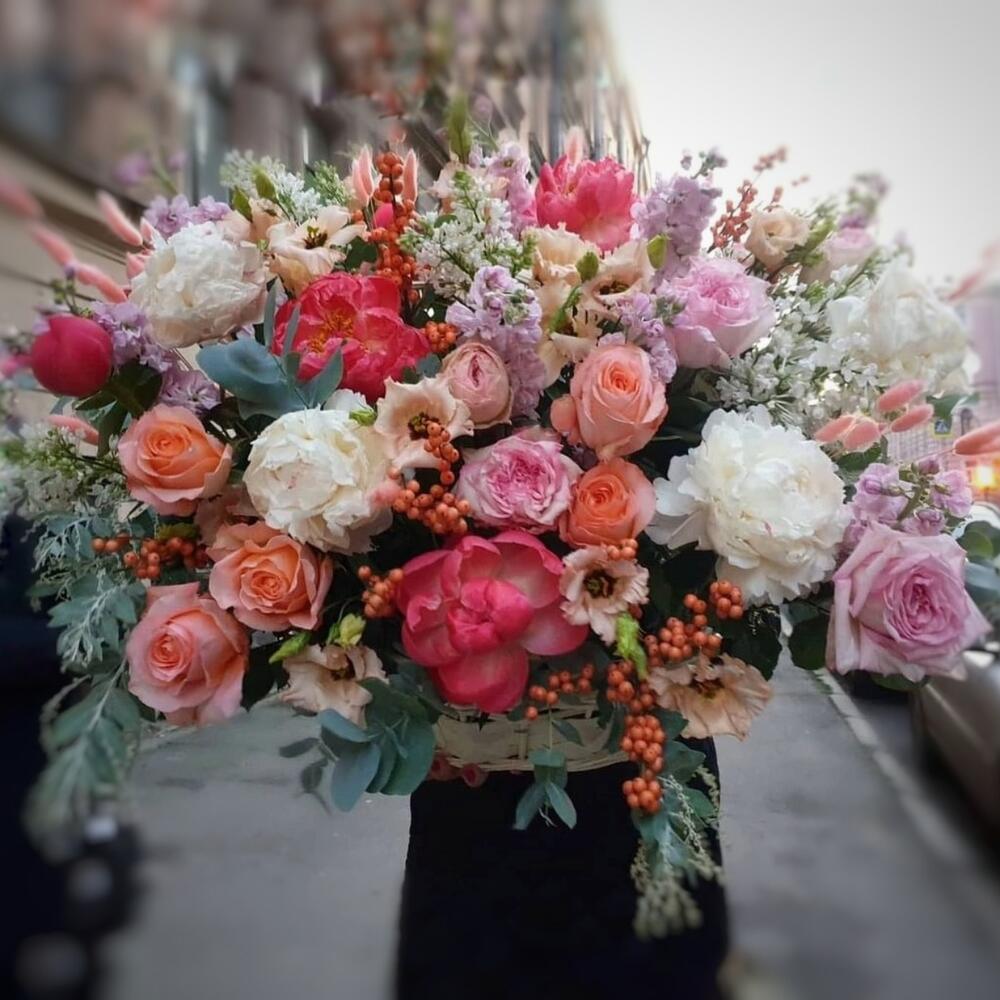 маттиолой и пионовидными розами маттиолой и пионовидными розами