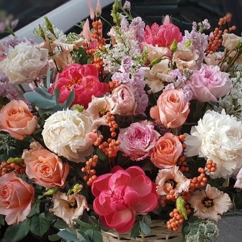 Корзина с пионами,маттиолой и пионовидными розами