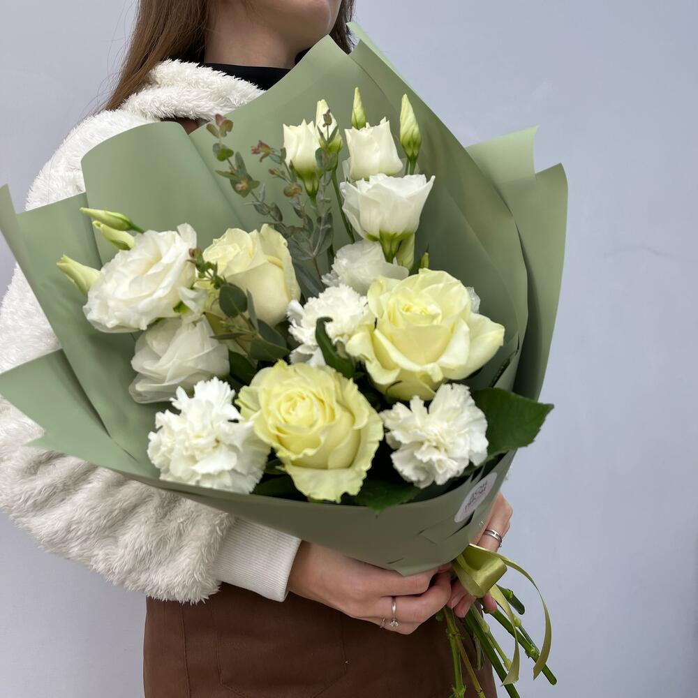 Букет "Мятная свежесть" с розой, лизиантусом, гвоздикой и эвкалиптом