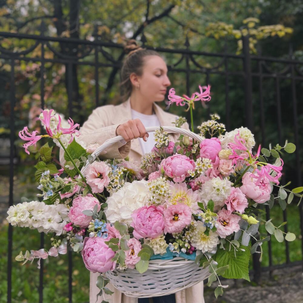 Большая корзина с пионами 