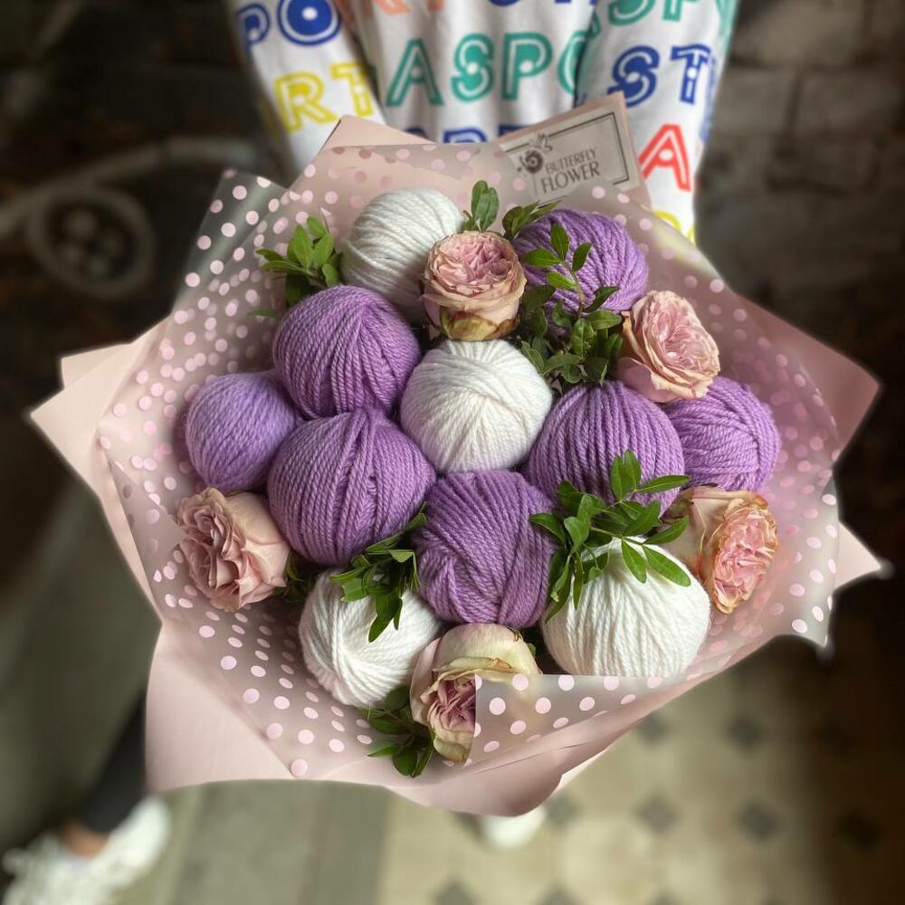 Зимний букет из клубков пряжи, роз и зелени в стильной упаковке