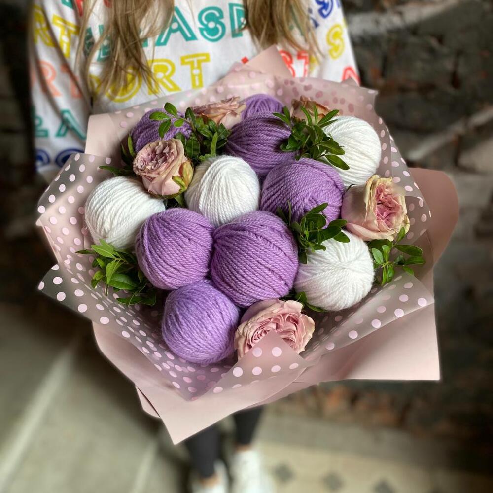 роз и зелени в стильной упаковке "Альпака" роз и зелени в стильной упаковке "Альпака"