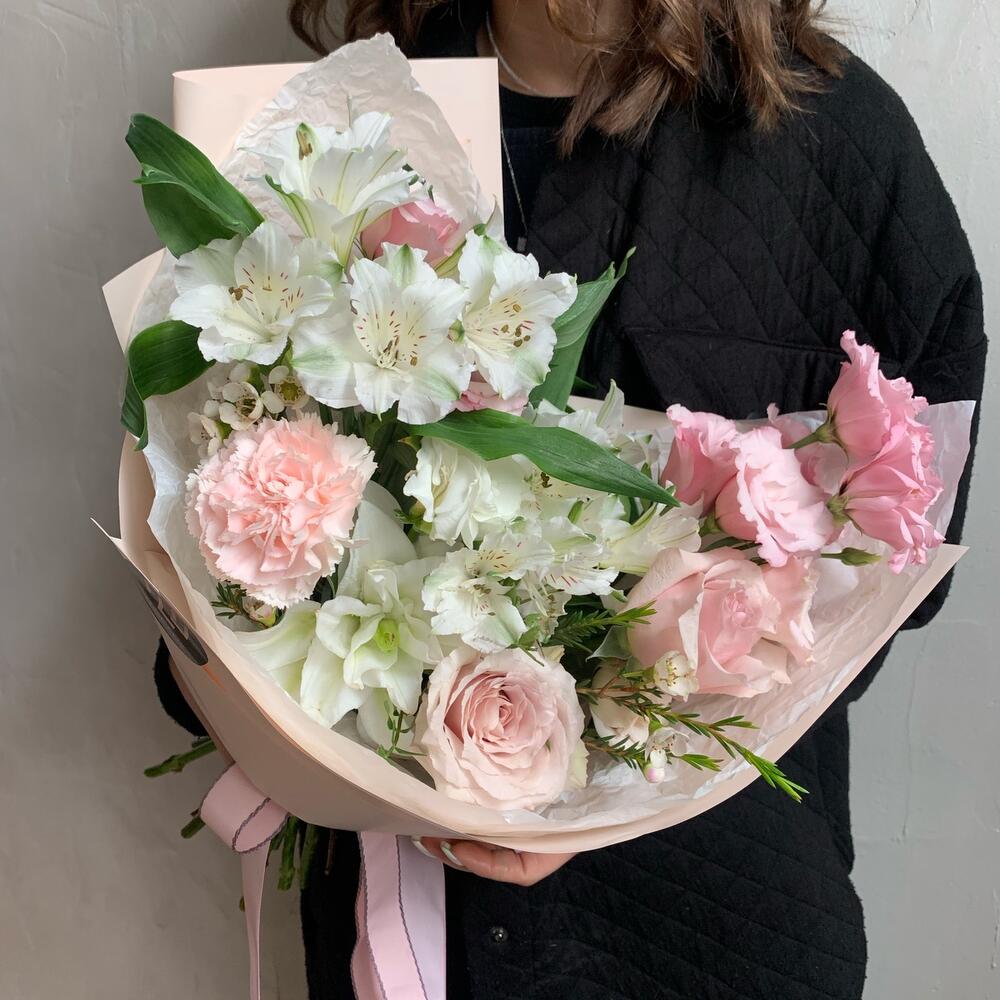 Нежный букет с розами, диантусами и альстромерией