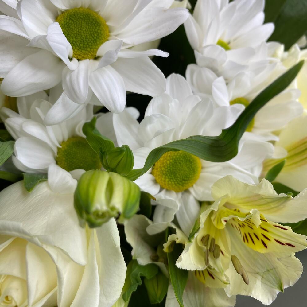 Букет из белых альстромерий, роз и хризантем