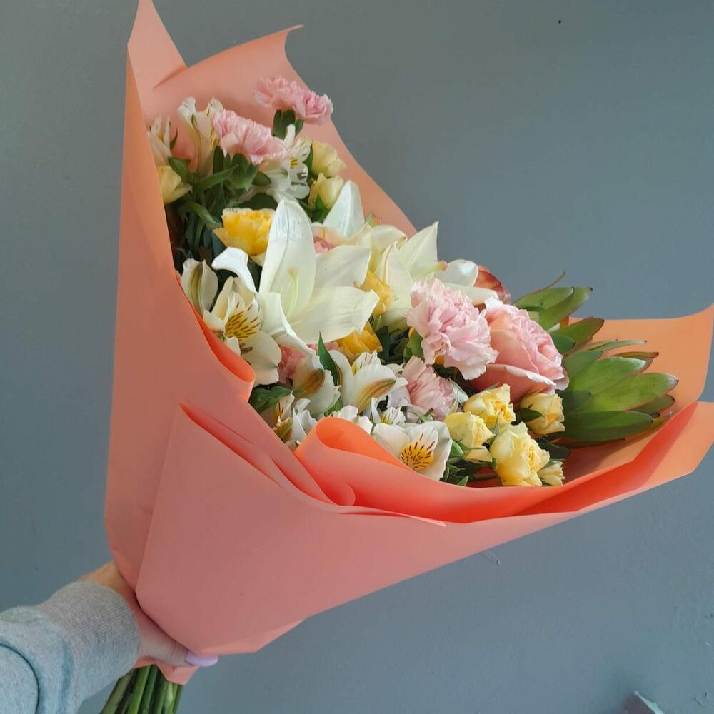 кустовой розой и диантусами кустовой розой и диантусами