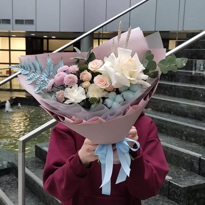 Юность - букет из роз и диантусов Юность - букет из роз и диантусов