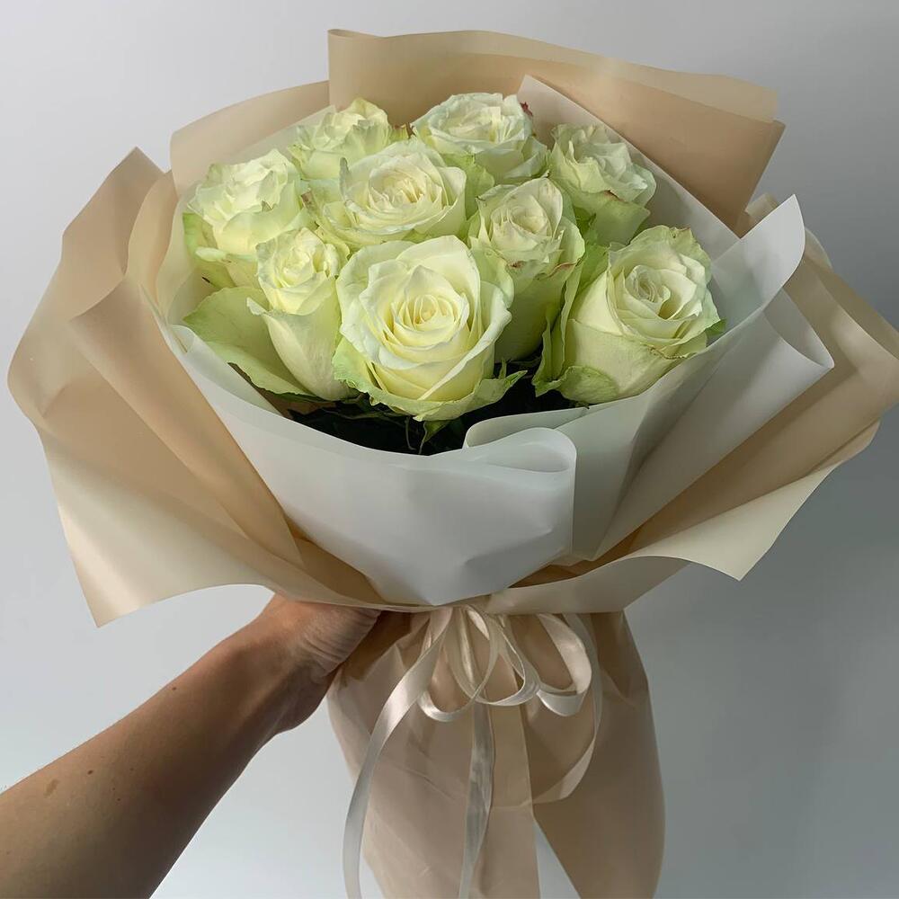 9 білих троянд